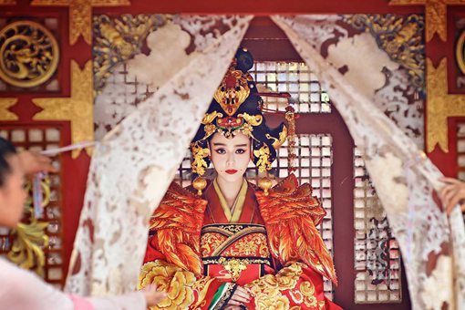 曼秀缤纷新款减龄春装 开启时尚密码